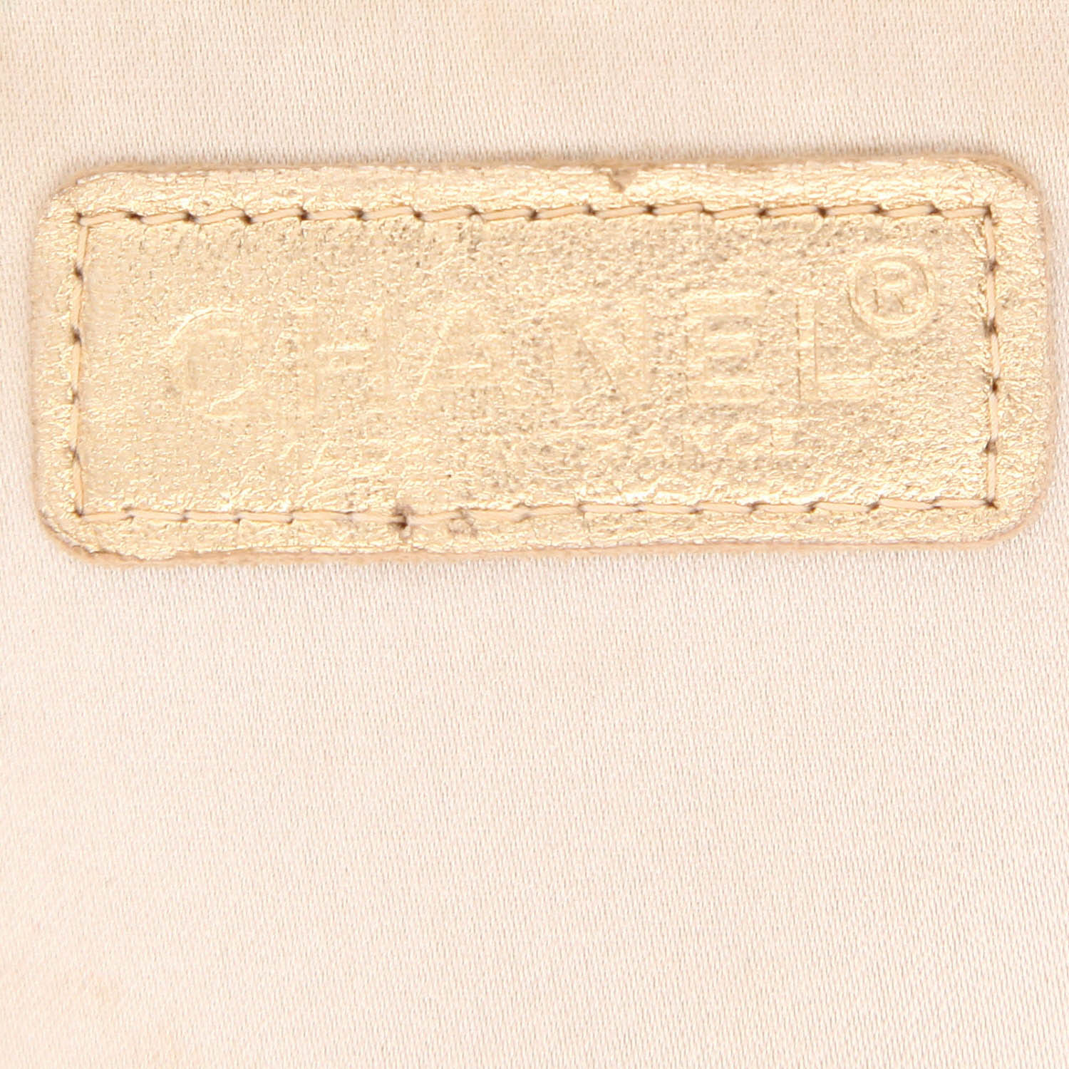Chanel  Timeless handbag  in beige iridescent canvas - Detail D2