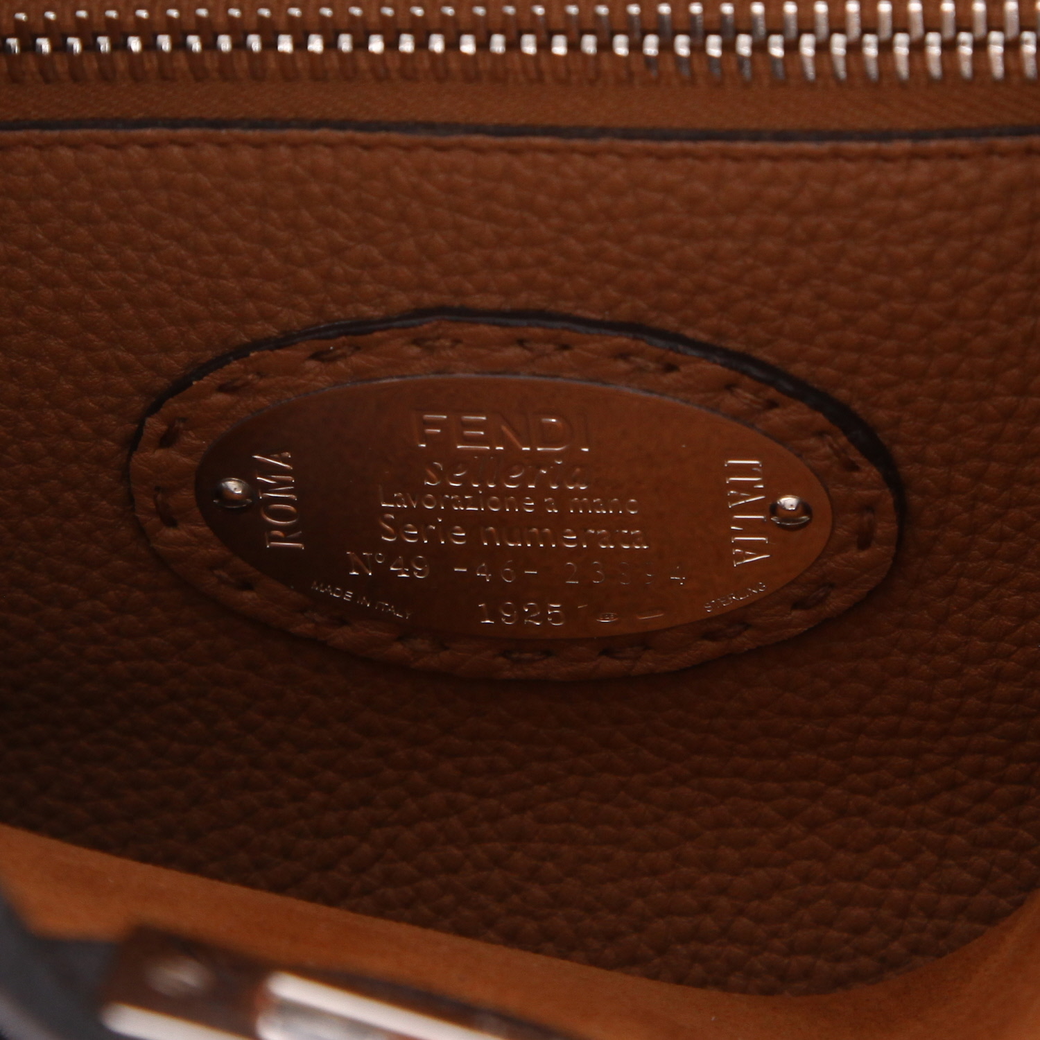 Bolso de mano Fendi  Peekaboo modelo mediano  en cuero granulado negro - Detail D2