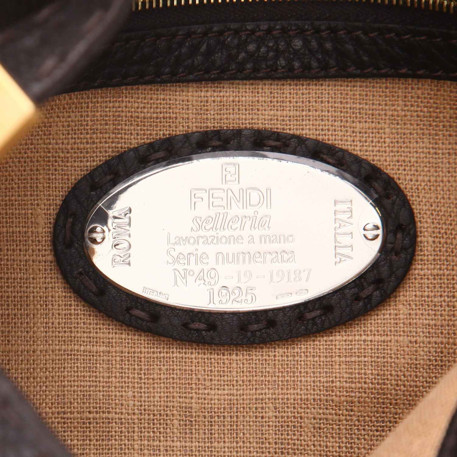 Sac à main Fendi  Baguette en cuir grainé marron - Detail D2