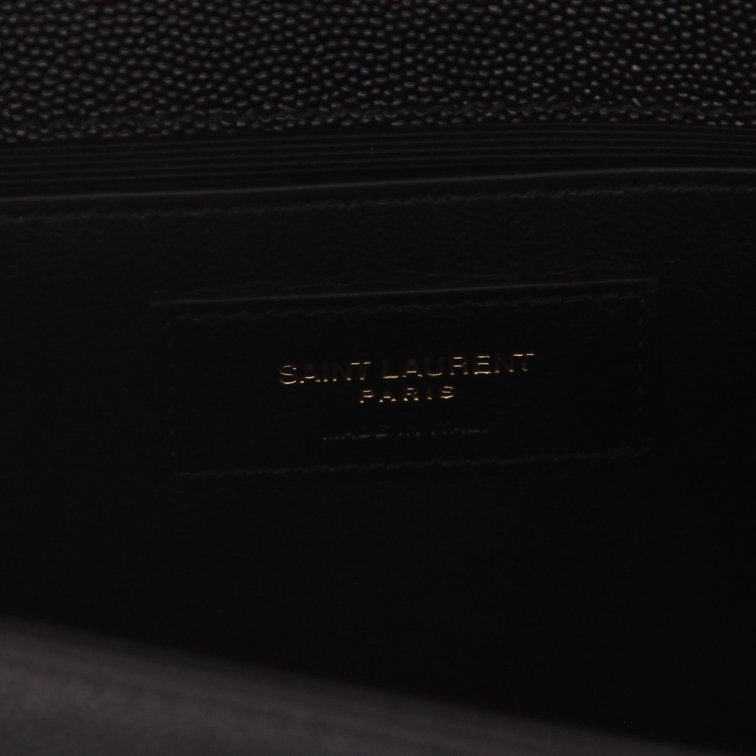 Bolso bandolera Saint Laurent  Kate modelo mediano  en cuero granulado negro - Detail D2