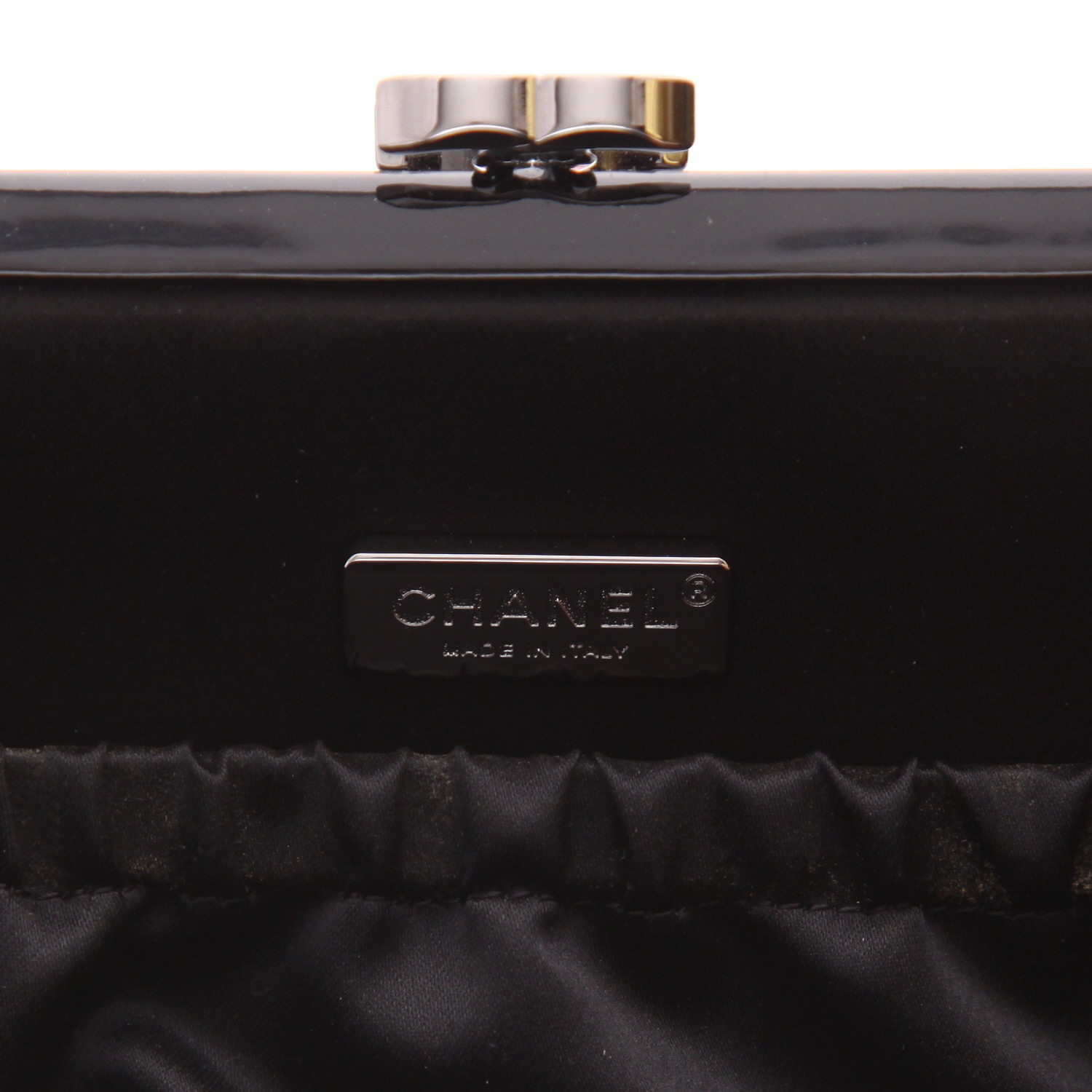 Pochette Chanel   en cuir verni matelassé noir - Detail D2