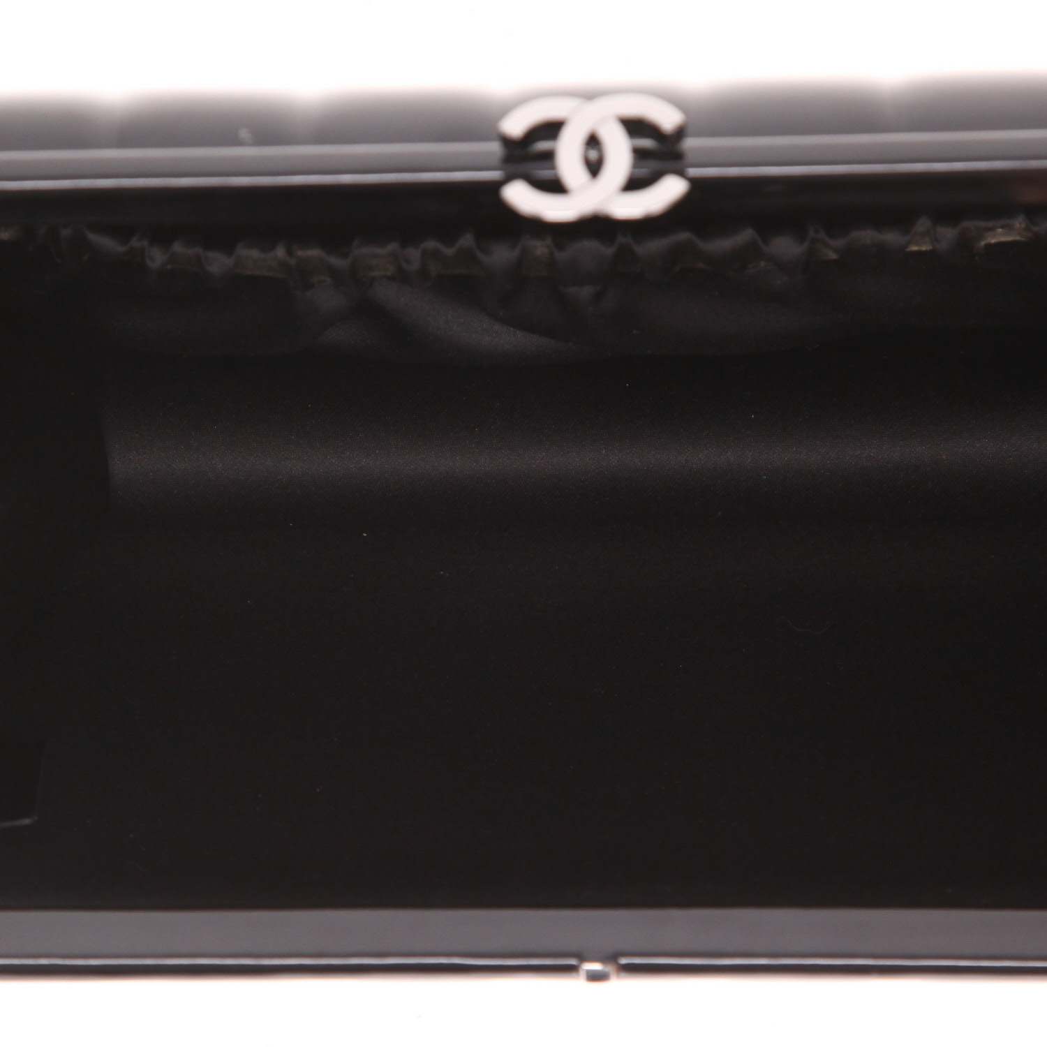 Bolsito de mano Chanel   en charol acolchado negro - Detail D3