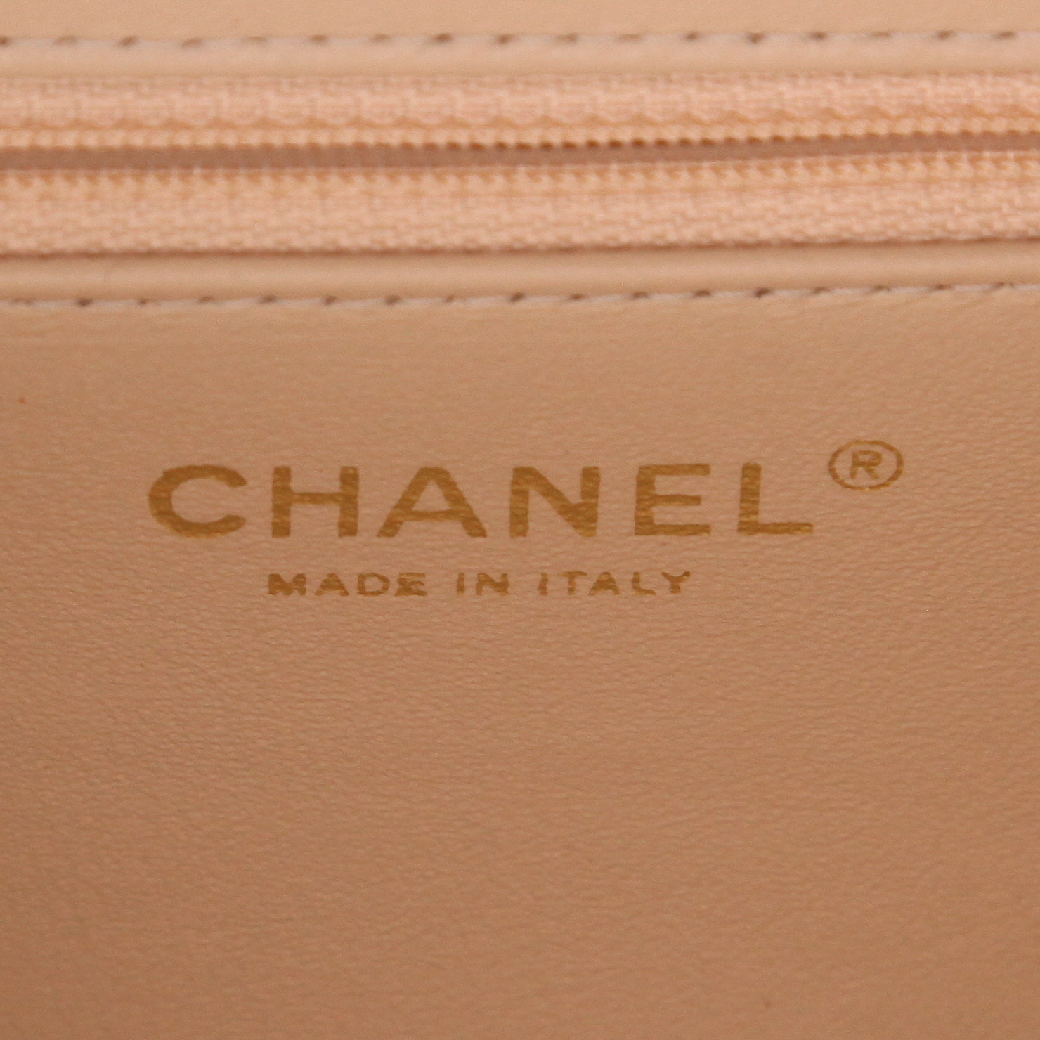 Bolso bandolera Chanel  Filigree Vanity Case en cuero granulado acolchado blanco - Detail D2