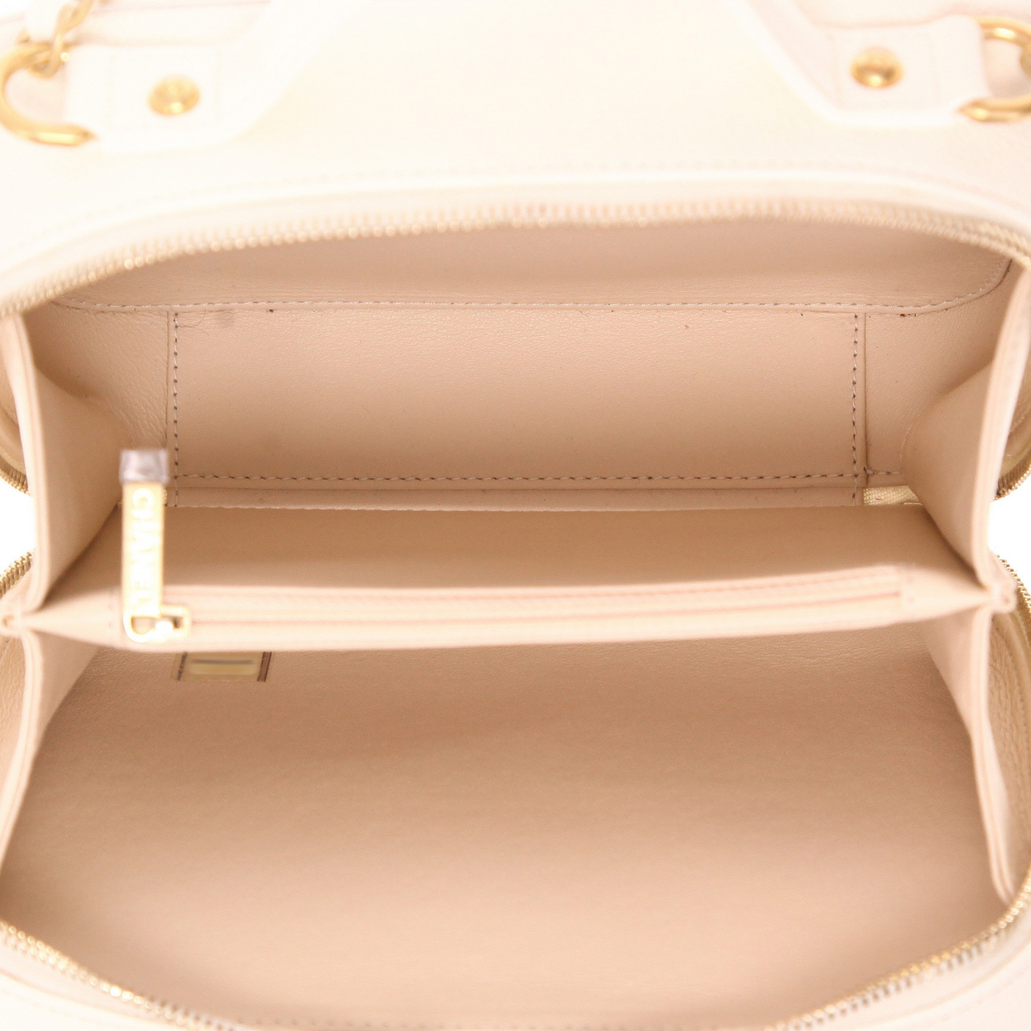 Borsa a tracolla Chanel  Filigree Vanity Case in pelle martellata e trapuntata bianca - Detail D3