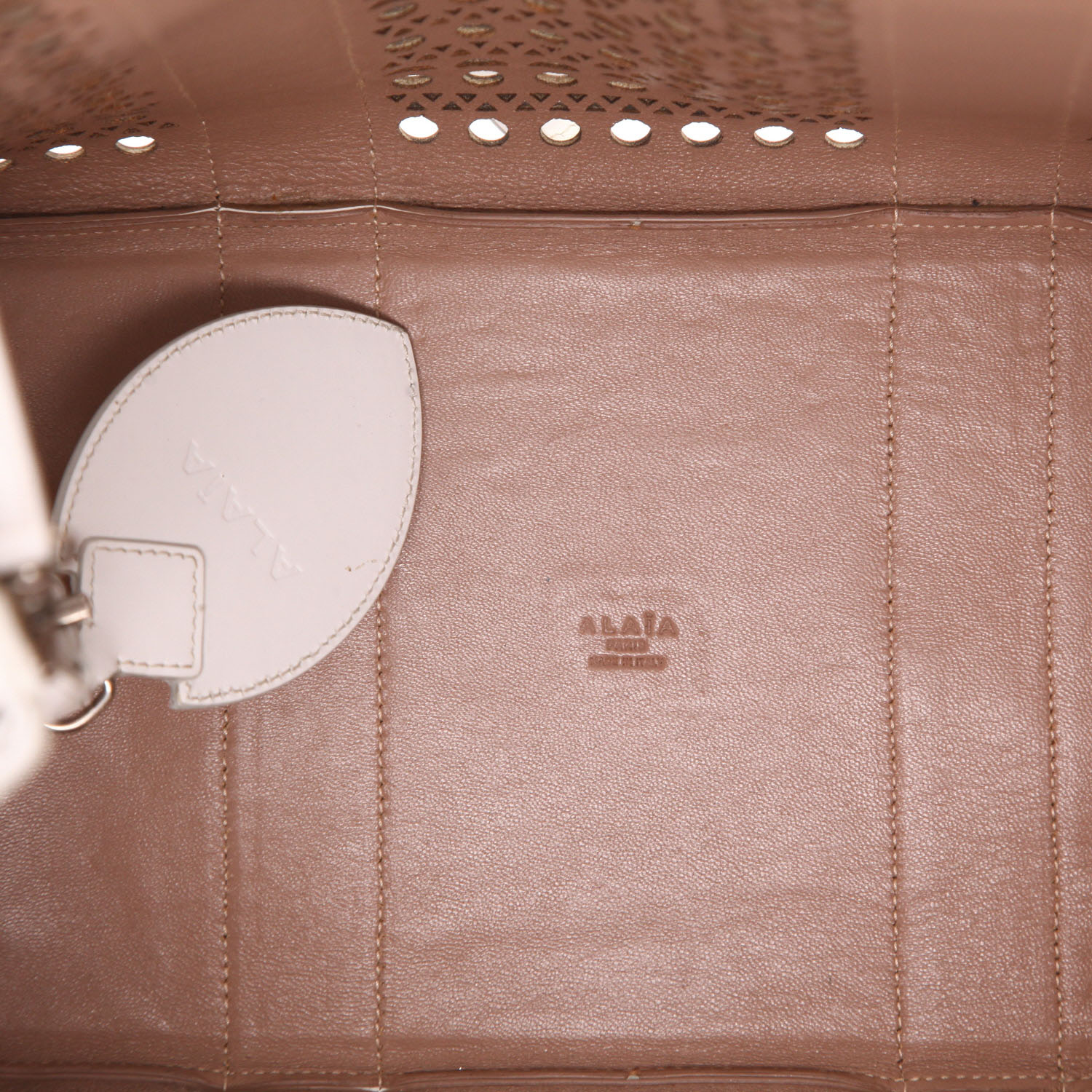 Alaïa  Mina handbag  in white openwork leather - Detail D3