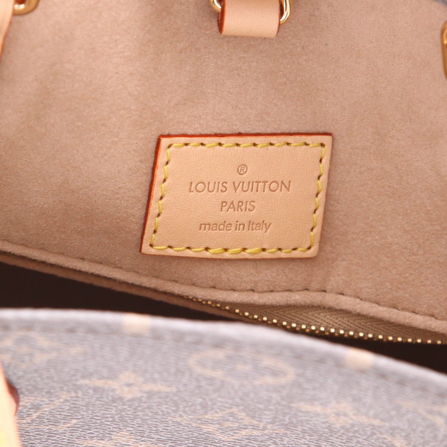 Louis Vuitton  Onthego medium model  shopping bag  in grey and beige two tones  monogram canvas - Detail D2