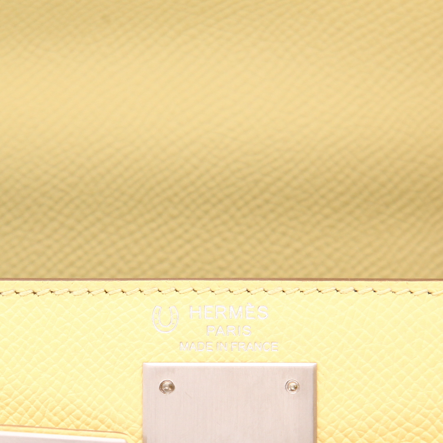 Bolso de mano Hermès  Kelly 28 cm en cuero epsom Jaune Poussin - Detail D2