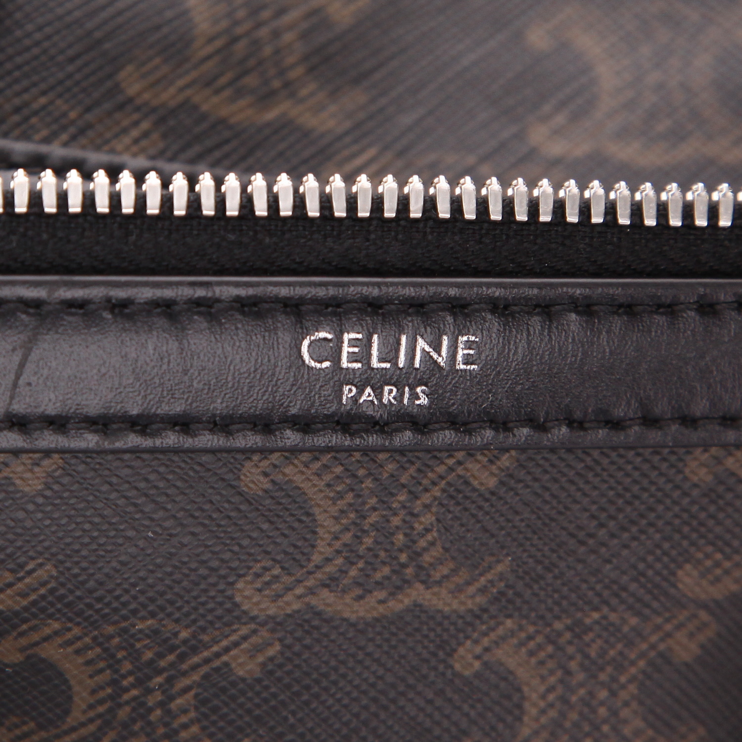 Sac à main Celine  Boston en toile Triomphe marron et cuir noir - Detail D2