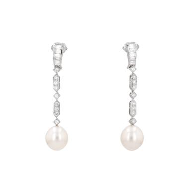 Paire de boucles d'oreilles Mauboussin  en or blanc, diamants et perles de culture