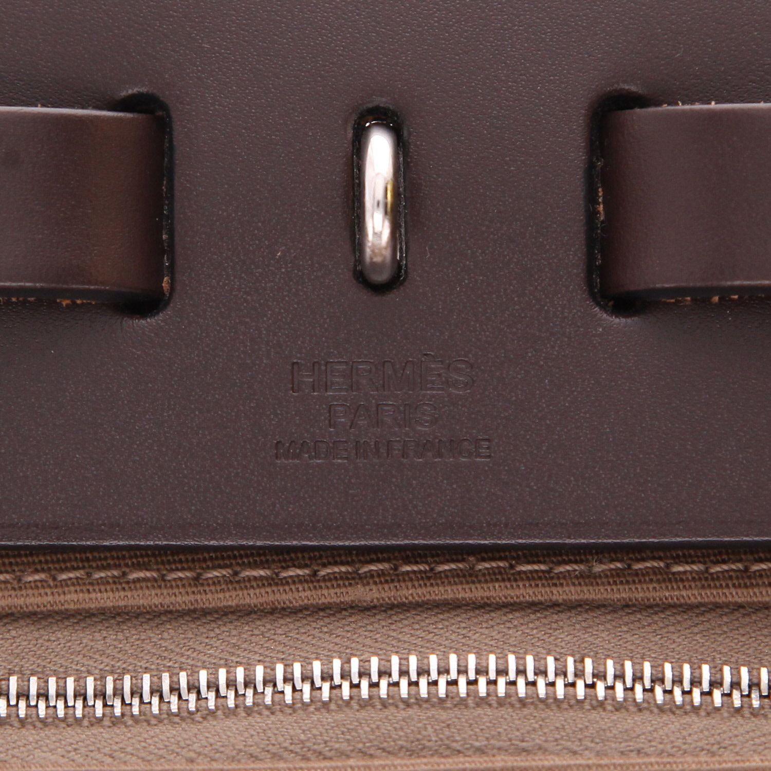 Bolso para llevar al hombro o en la mano Hermès  Herbag en lona marrón y cuero marrón - Detail D2