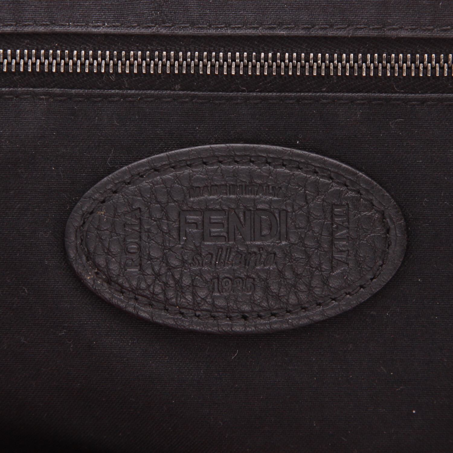 Sac à main Fendi  Baguette grand modèle  en cuir grainé noir - Detail D2