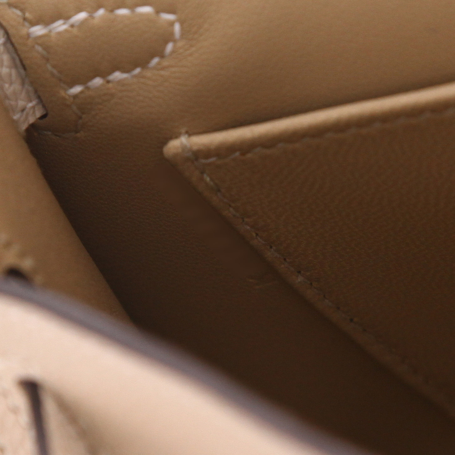 Hermès  Kelly 20 cm shoulder bag  in Trench, Craie and etoupe epsom leather - Detail D4