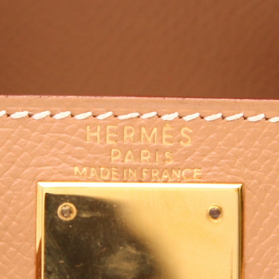 Bolso de mano Hermès  Kelly 28 cm en cuero Courchevel color oro - Detail D2
