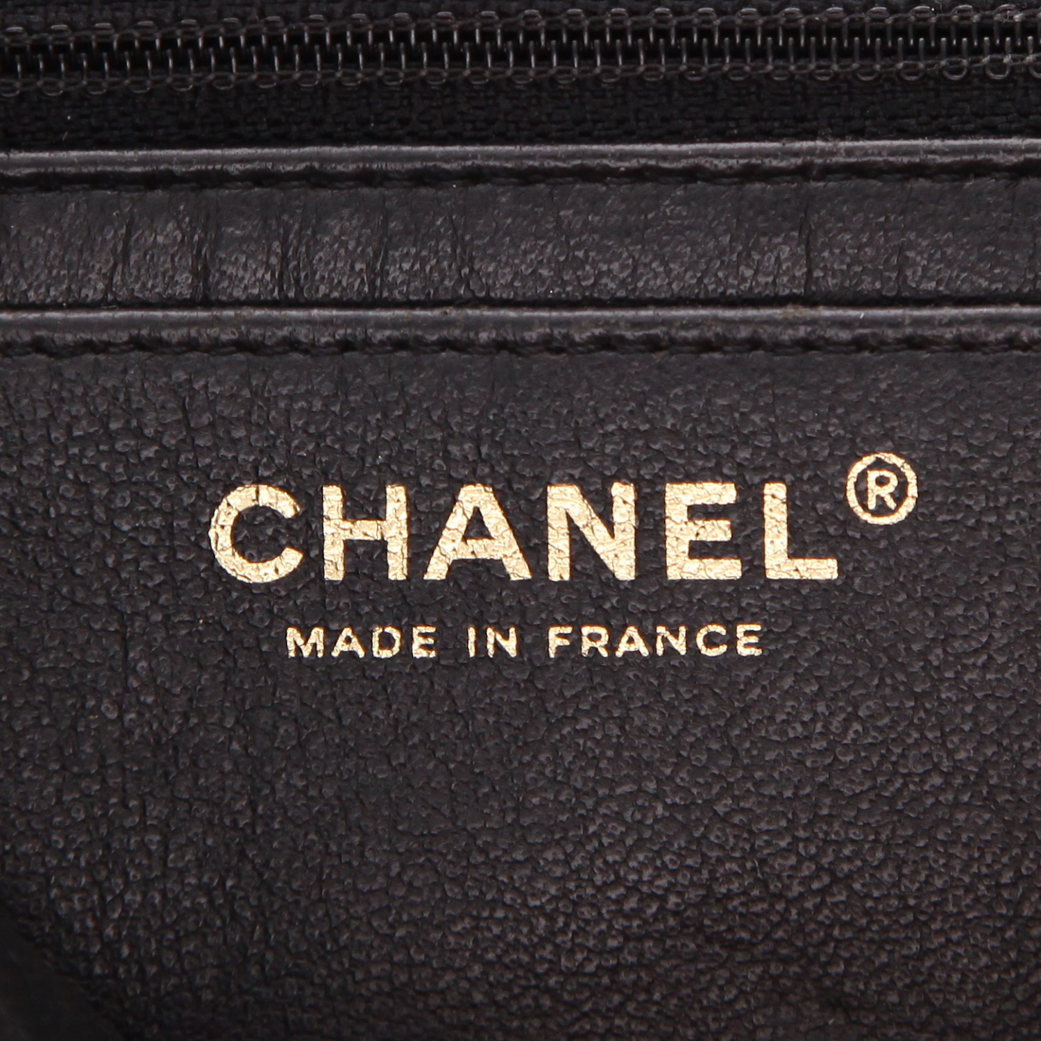 Chanel  Timeless Jumbo shoulder bag  in black quilted grained leather - Detail D2