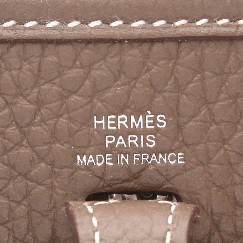 Sac bandoulière Hermès  Mini Evelyne en cuir taurillon clémence étoupe - Detail D2