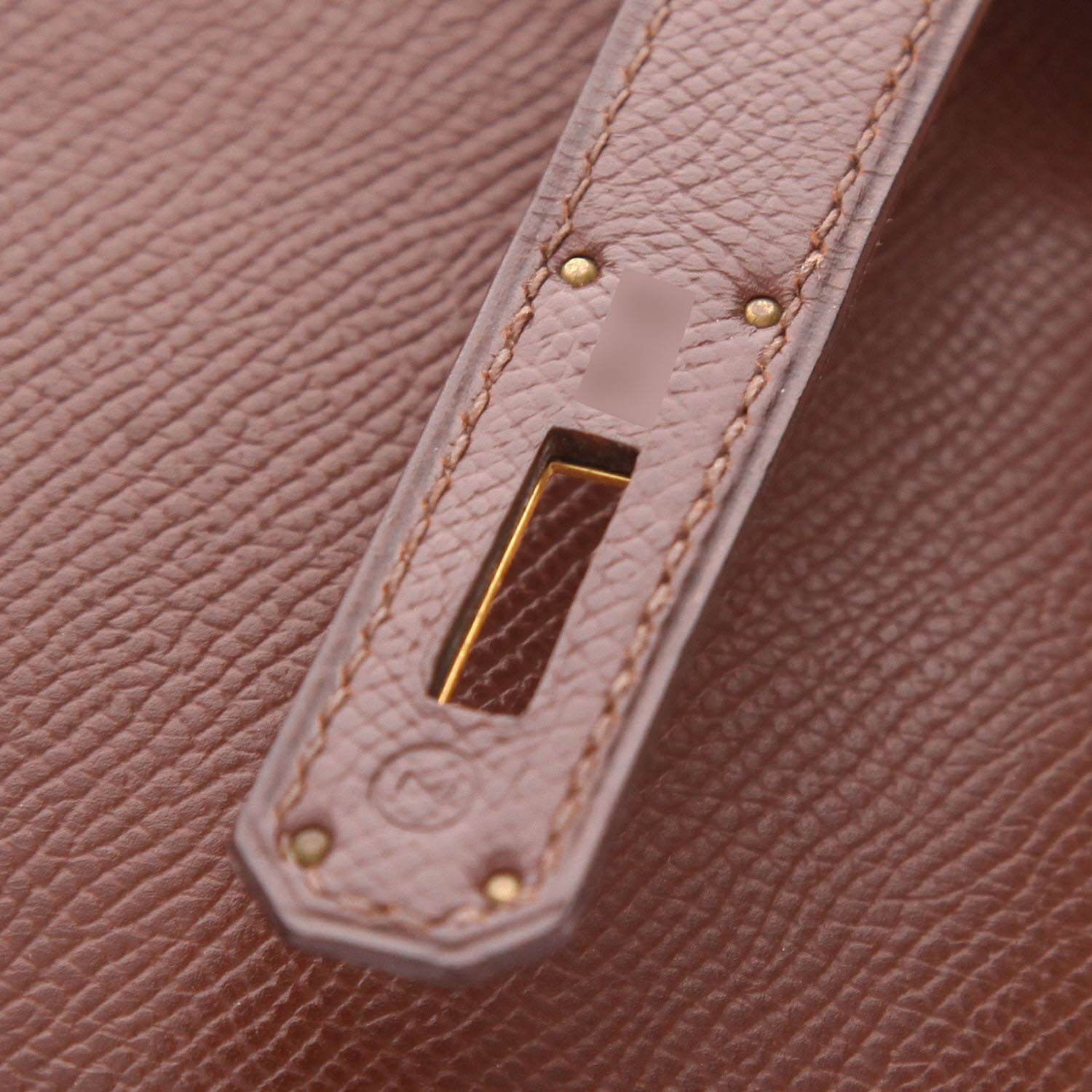 Hermès  Kelly 28 cm handbag  in brown Courchevel leather - Detail D4
