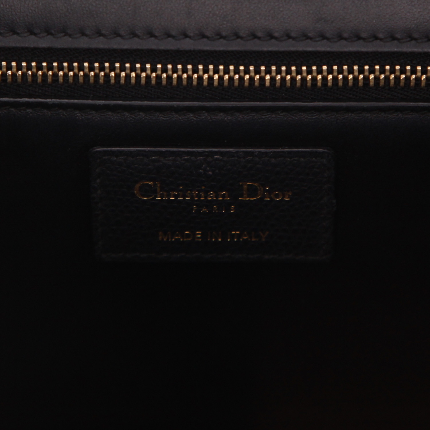 Sac bandoulière Dior  30 Montaigne en cuir grainé noir - Detail D2