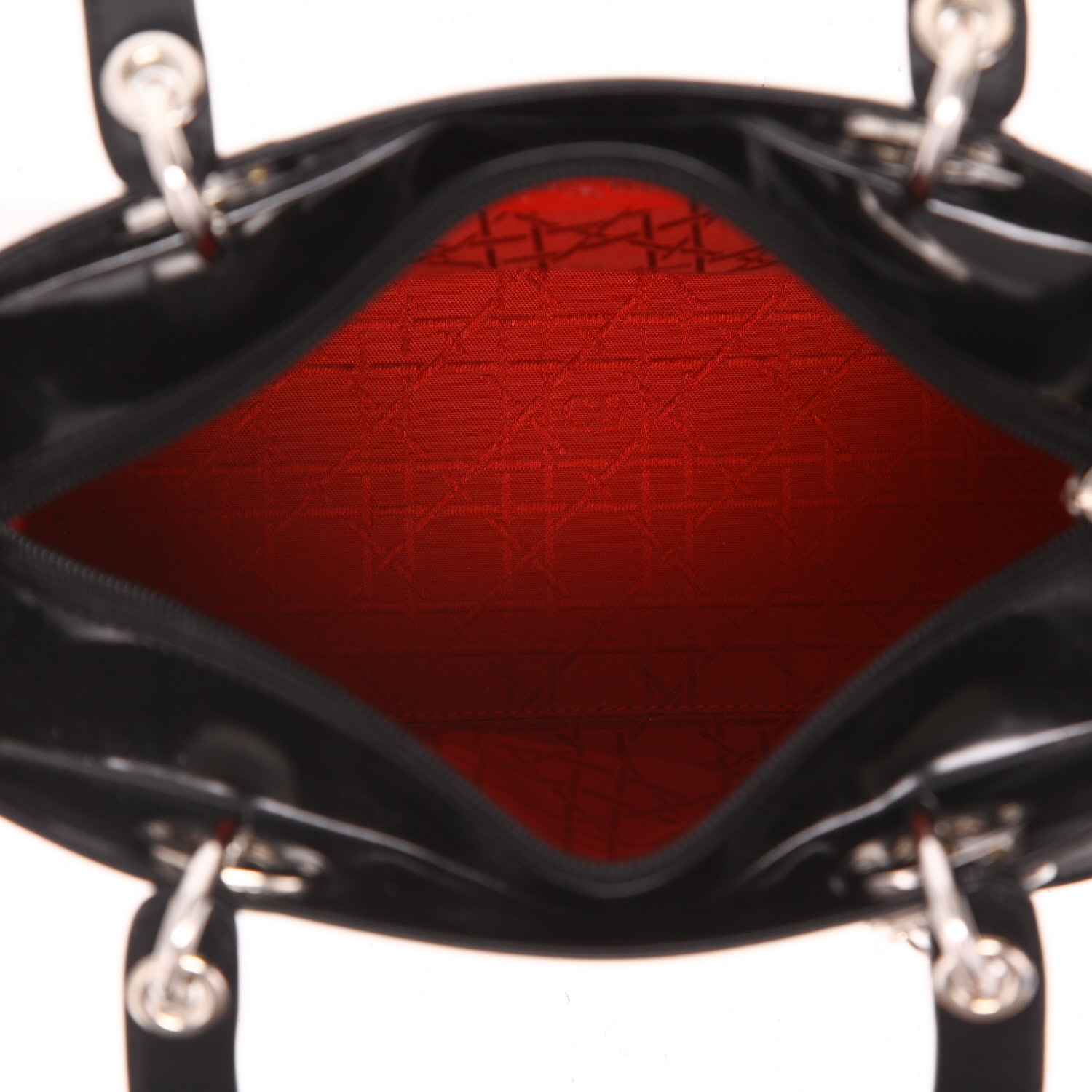 Bolso de mano Dior  Lady Dior modelo mediano  en cuero esmaltado negro - Detail D3