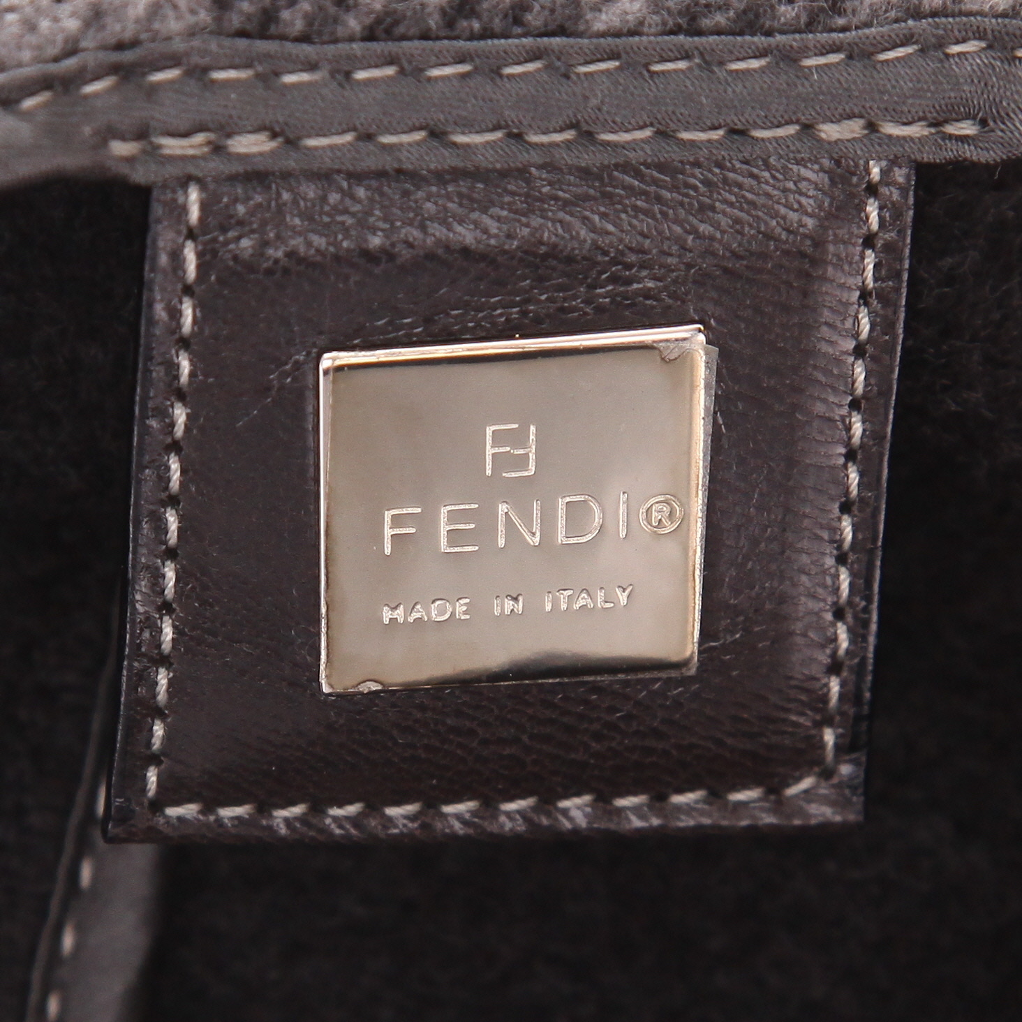 Bolso de mano Fendi  Mamma Baguette en lana gris y cuero negro - Detail D2