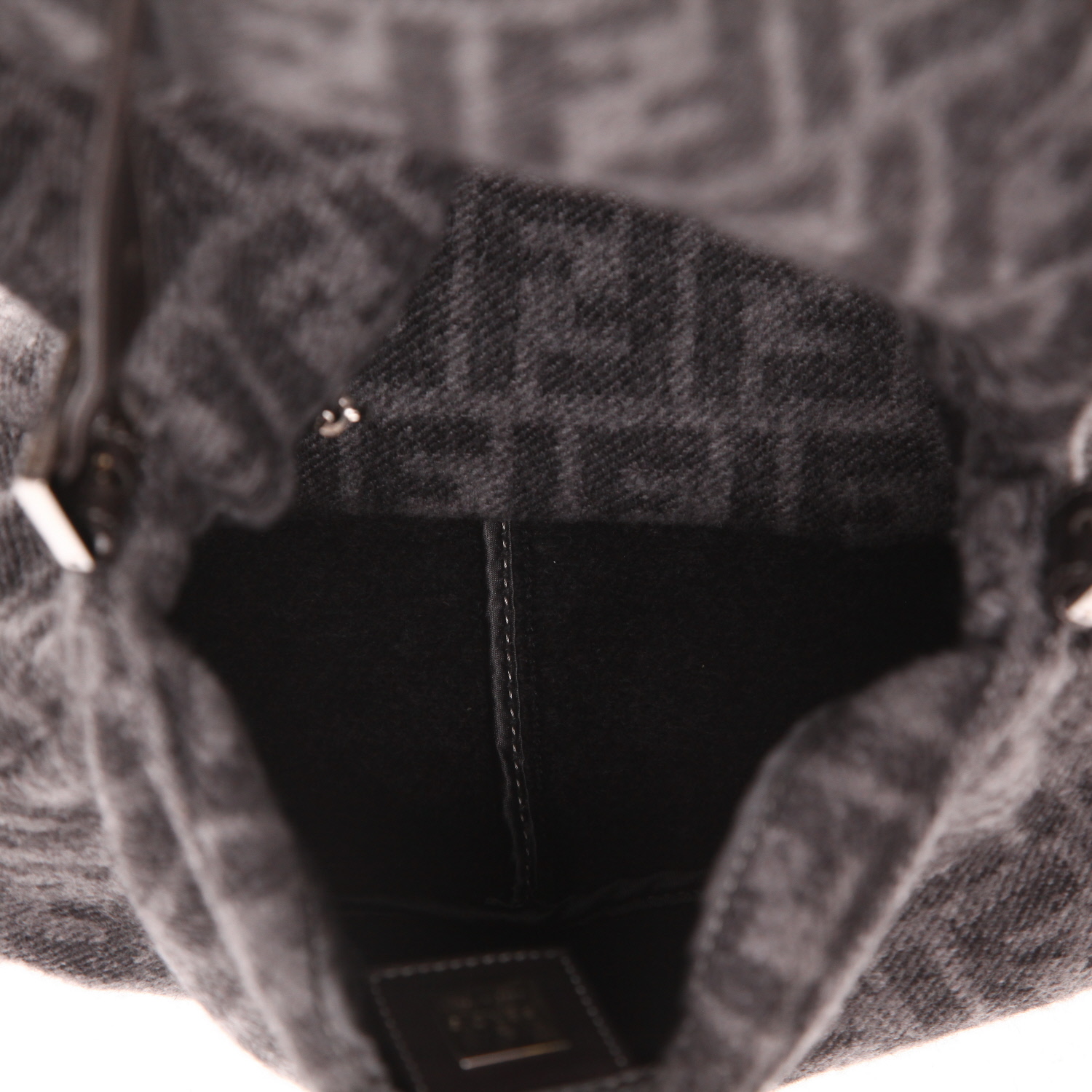 Sac à main Fendi  Mamma Baguette en laine grise et cuir noir - Detail D3