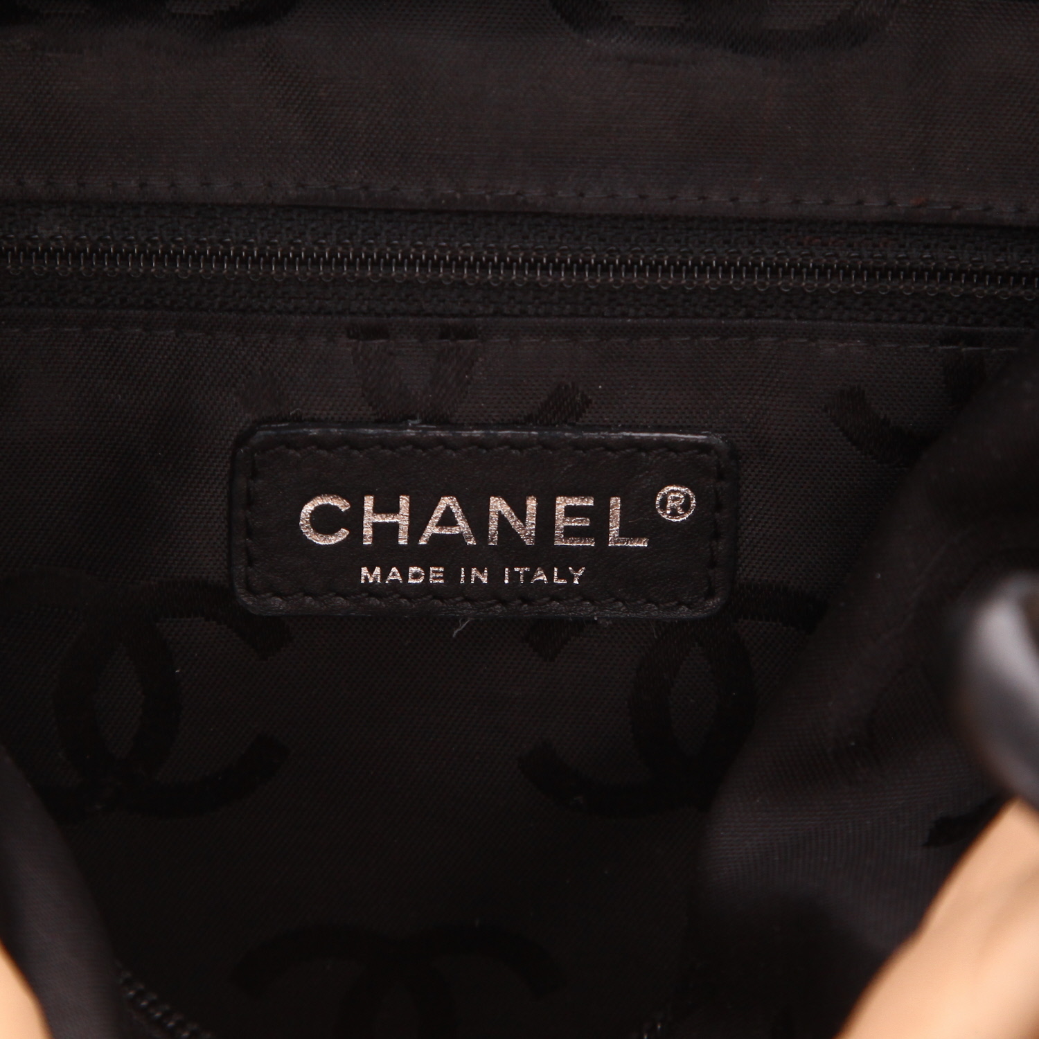 Chanel  Cambon shopping bag  in beige quilted leather  and black leather - Detail D2