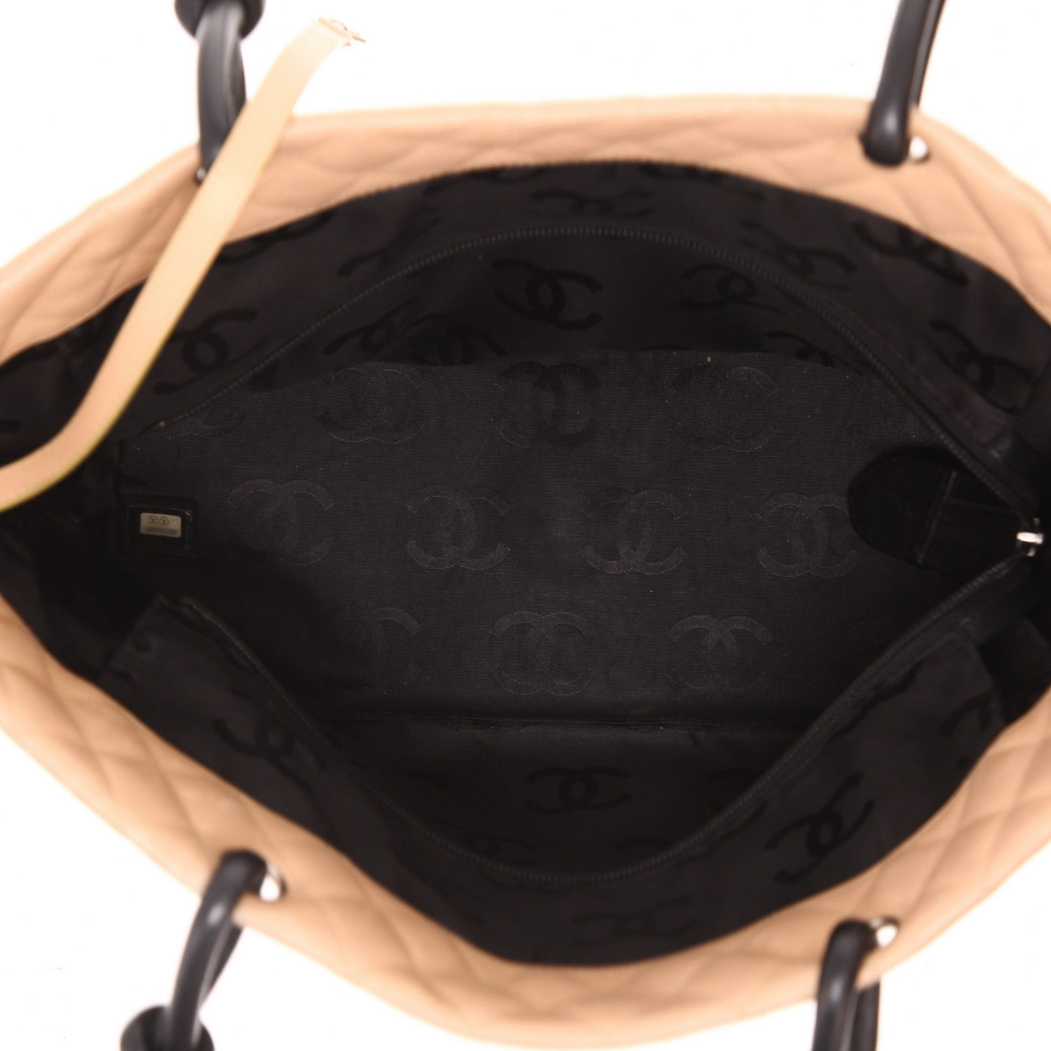 Chanel  Cambon shopping bag  in beige quilted leather  and black leather - Detail D3