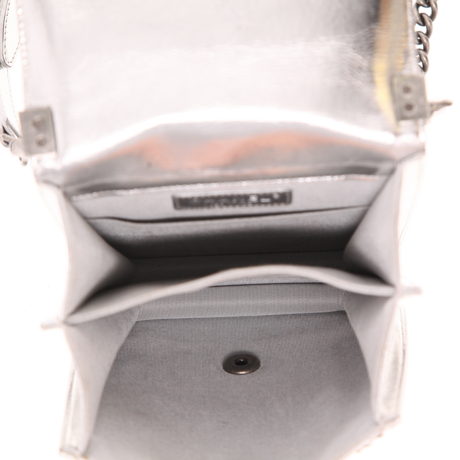 Chanel  Boy shoulder bag  in silver patent quilted leather - Detail D3