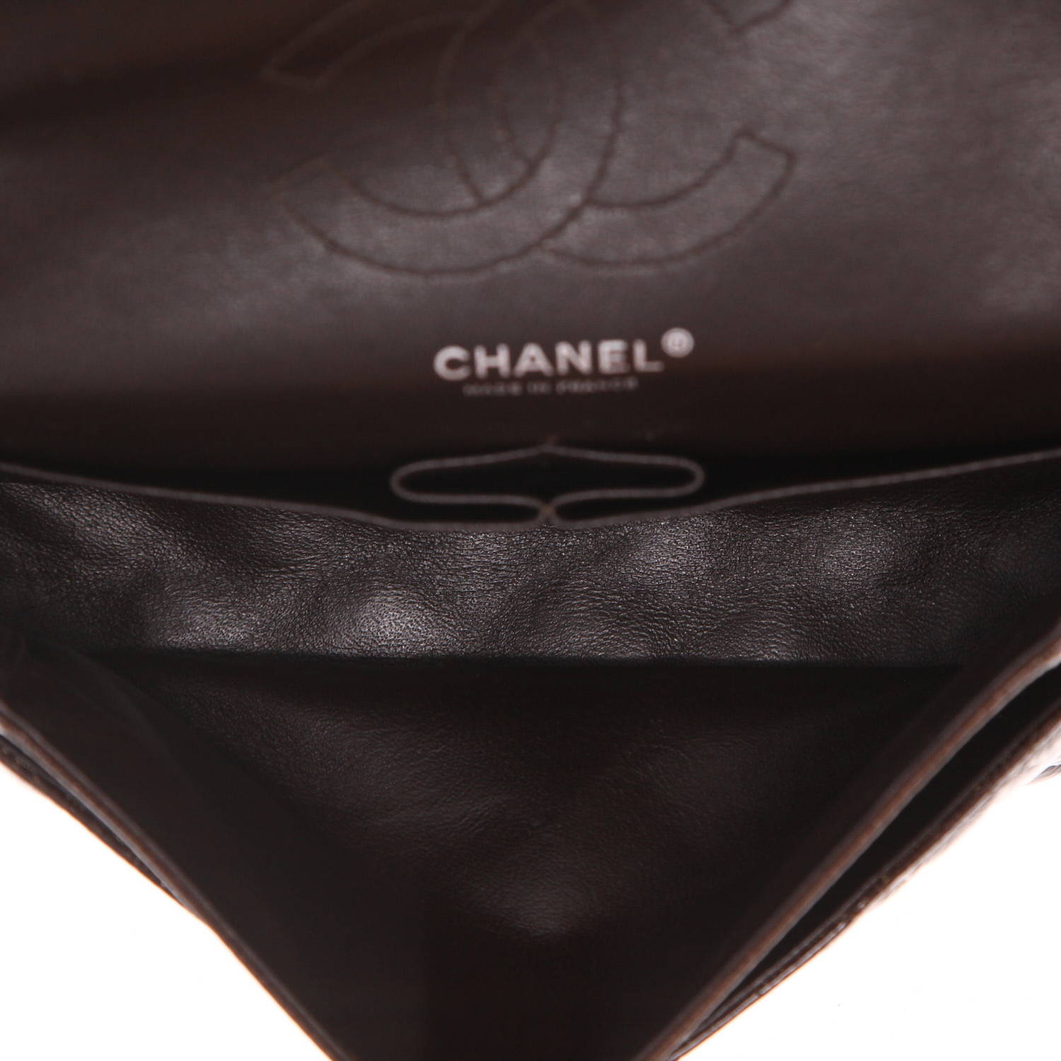 Bolso de mano Chanel  Timeless Classic en charol acolchado marrón - Detail D3