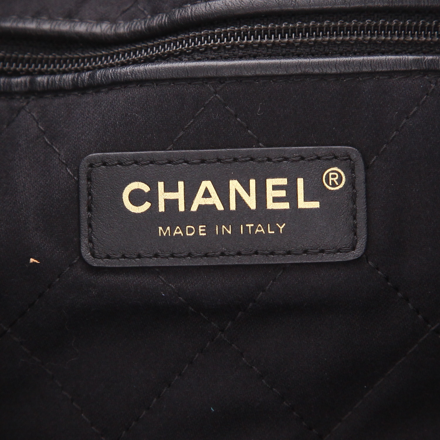 Mochila Chanel  22 en cuero negro - Detail D2