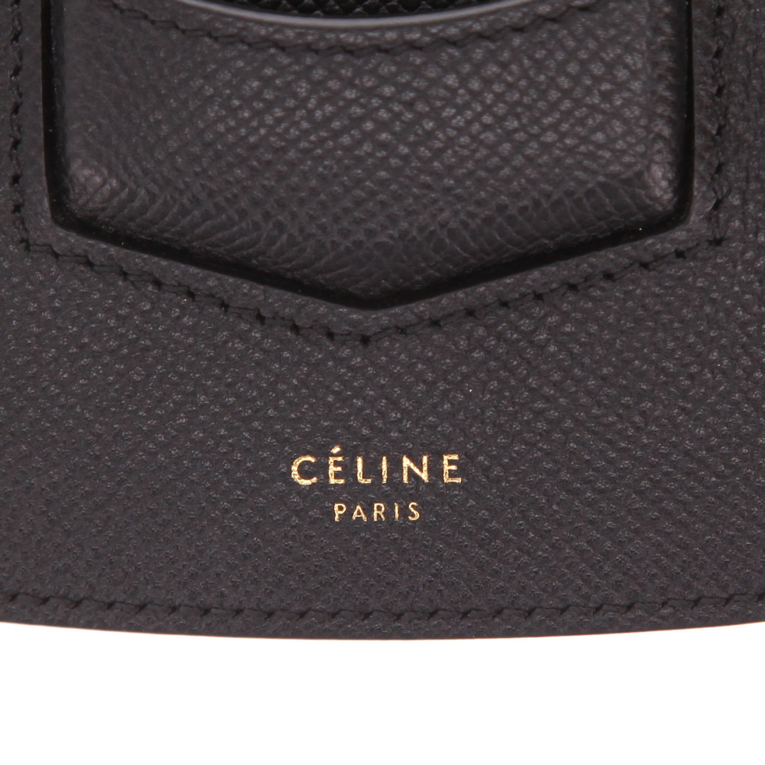 Celine  Trotteur shoulder bag  in black grained leather - Detail D2