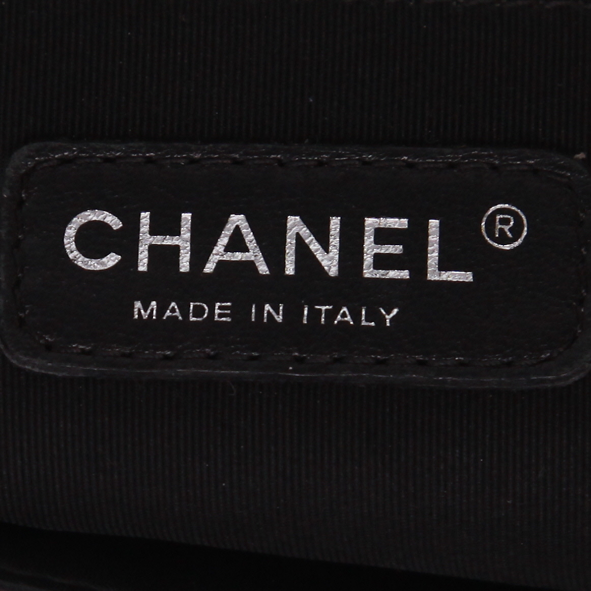 Sac bandoulière Chanel  Boy en cuir matelassé noir - Detail D2