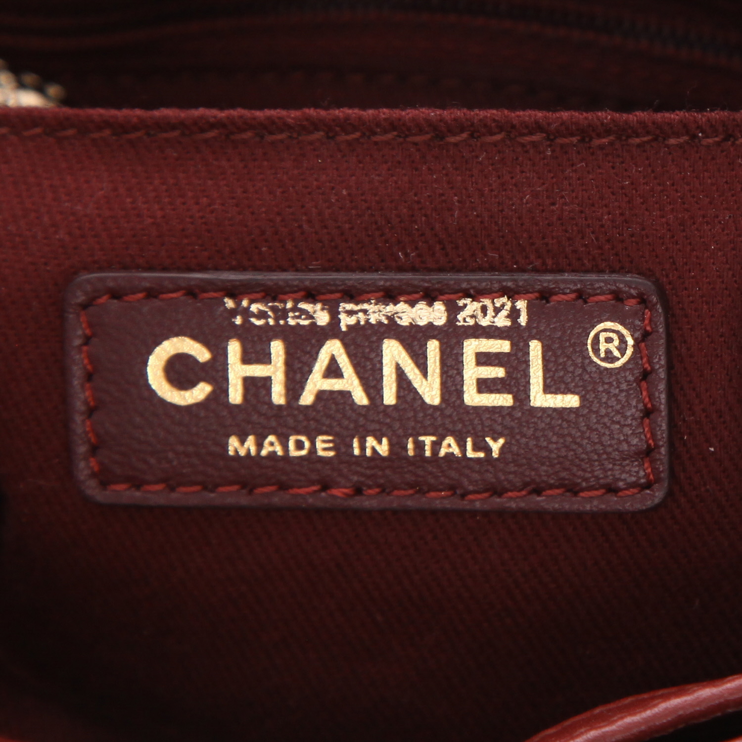 Bolso de mano Chanel  Neo Executive en cuero granulado color burdeos - Detail D2