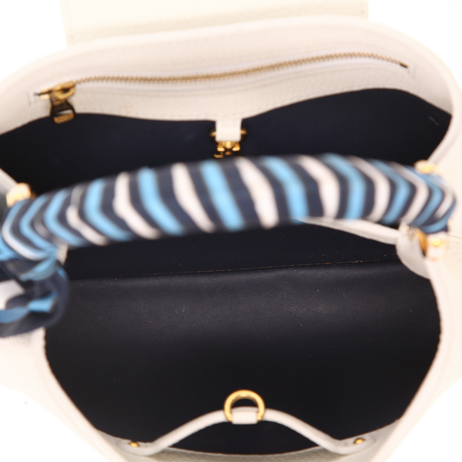 Borsa Louis Vuitton  Capucines in pelle taurillon clemence bianca - Detail D3