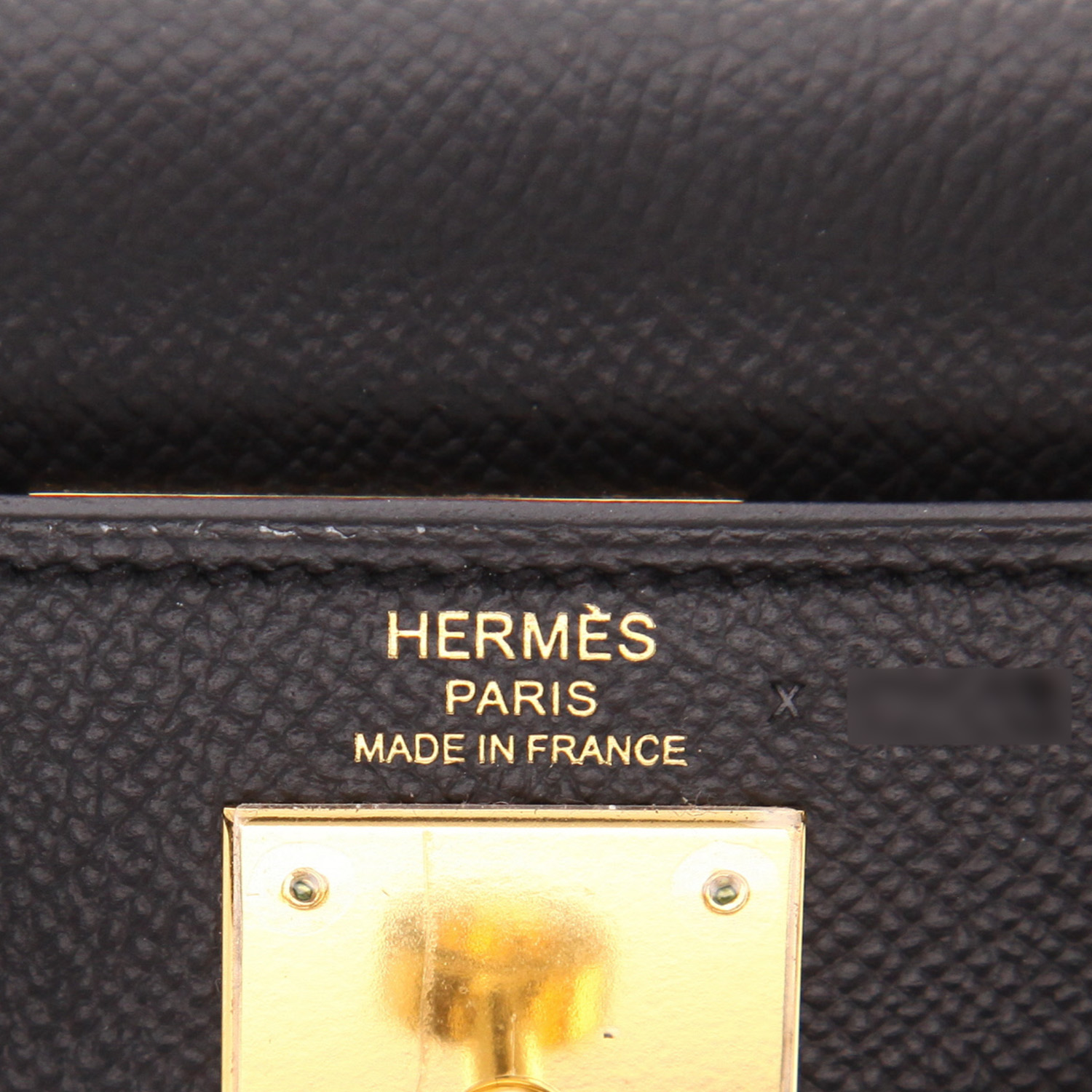 Bolso de mano Hermès  Kelly 28 cm en cuero epsom negro - Detail D2
