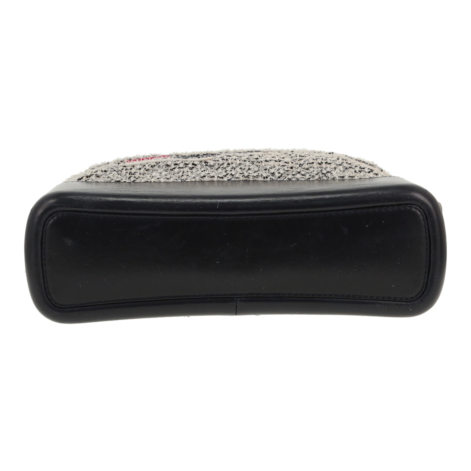 Sac bandoulière Chanel  Gabrielle  grand modèle  en toile jersey noire et blanche et cuir noir - Detail D1