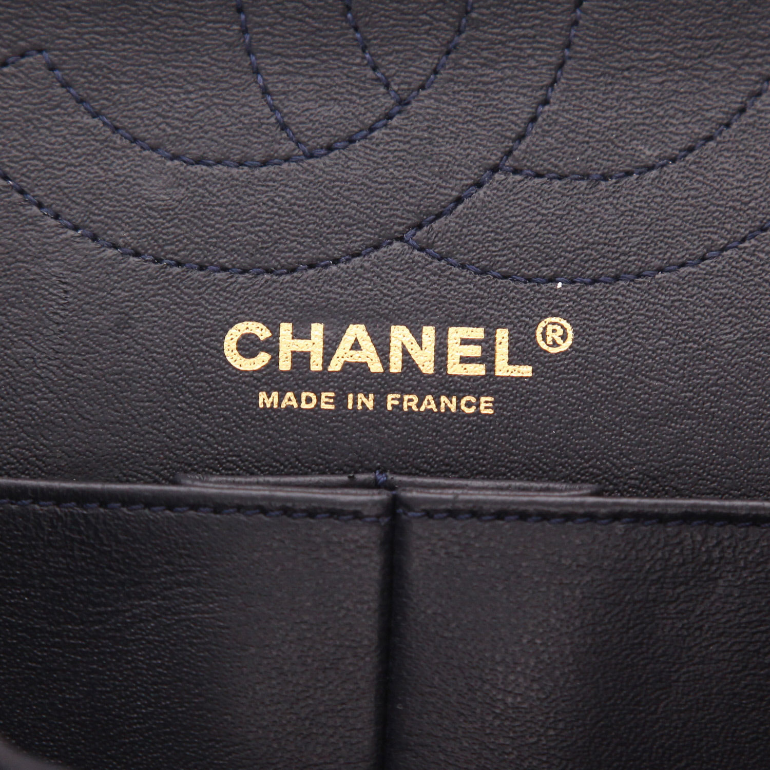 Bolso de mano Chanel  2.55 modelo grande  en lona acolchada azul marino - Detail D2