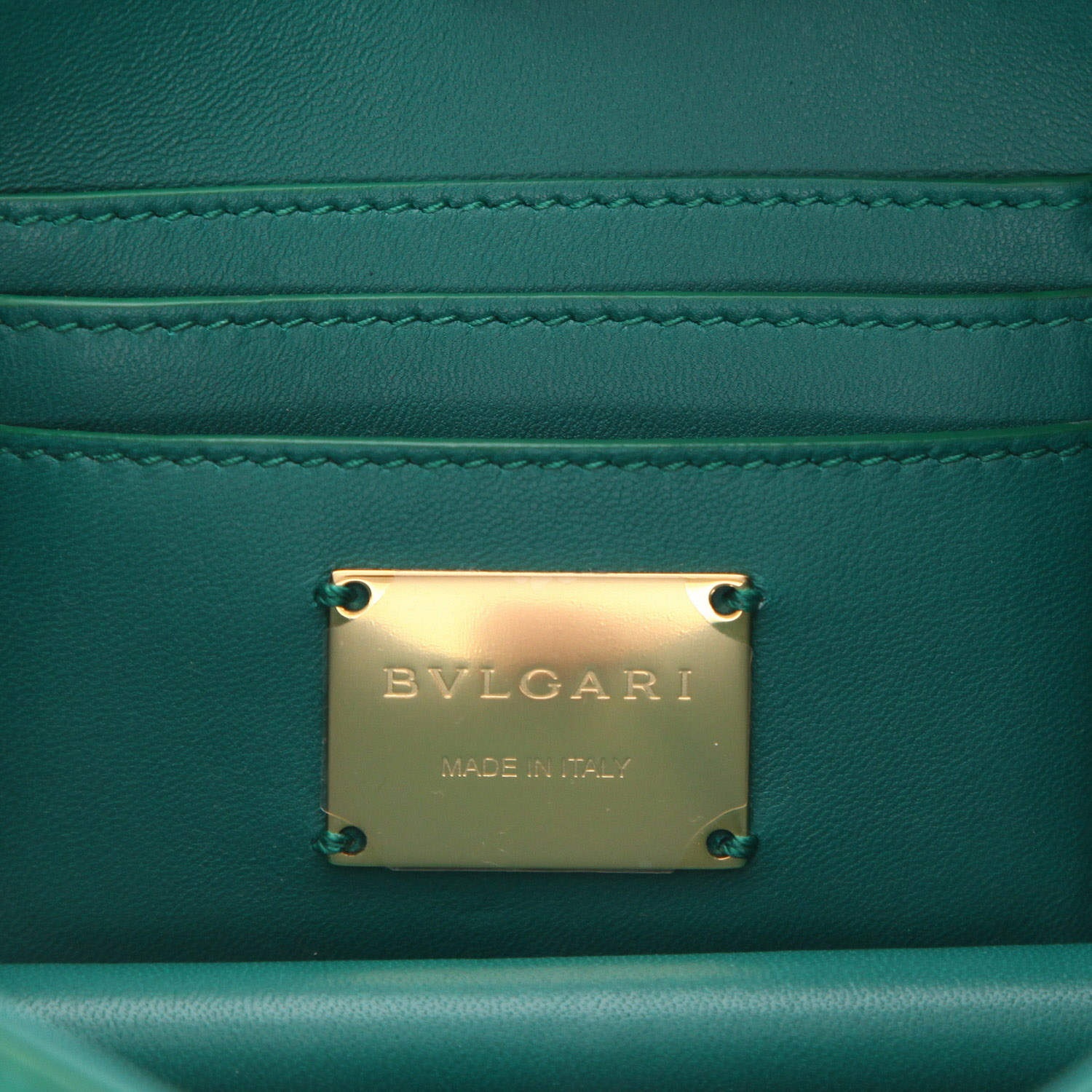 Bolso para llevar al hombro Bulgari  East West en cuero verde - Detail D2