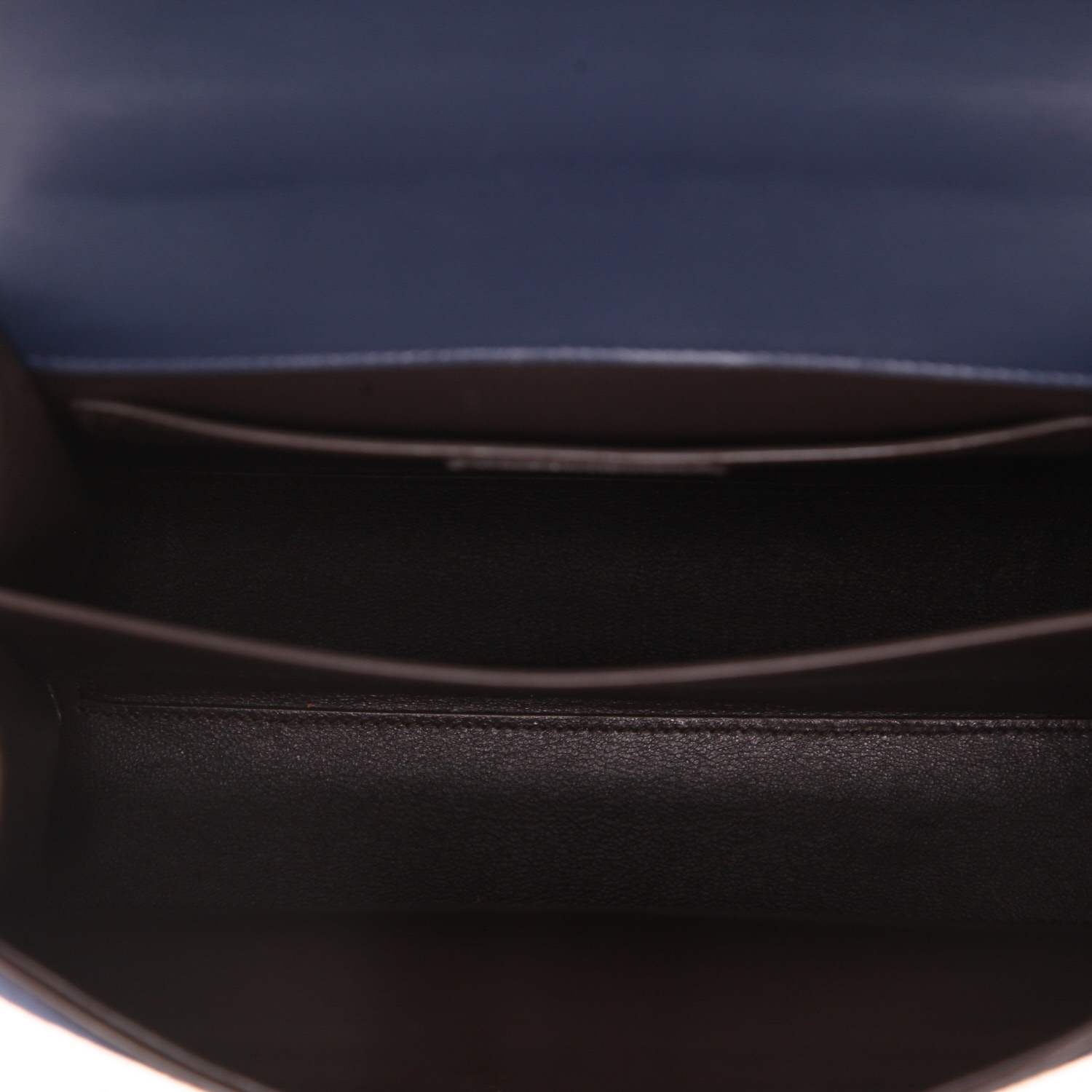 Sac bandoulière Saint Laurent  Cassandre en cuir bleu-marine et Veau velours bleu-marine - Detail D3