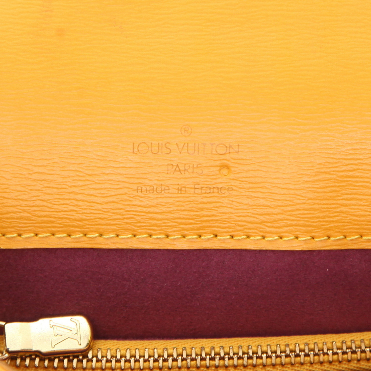 Sac à main Louis Vuitton  Buci en cuir épi jaune - Detail D2