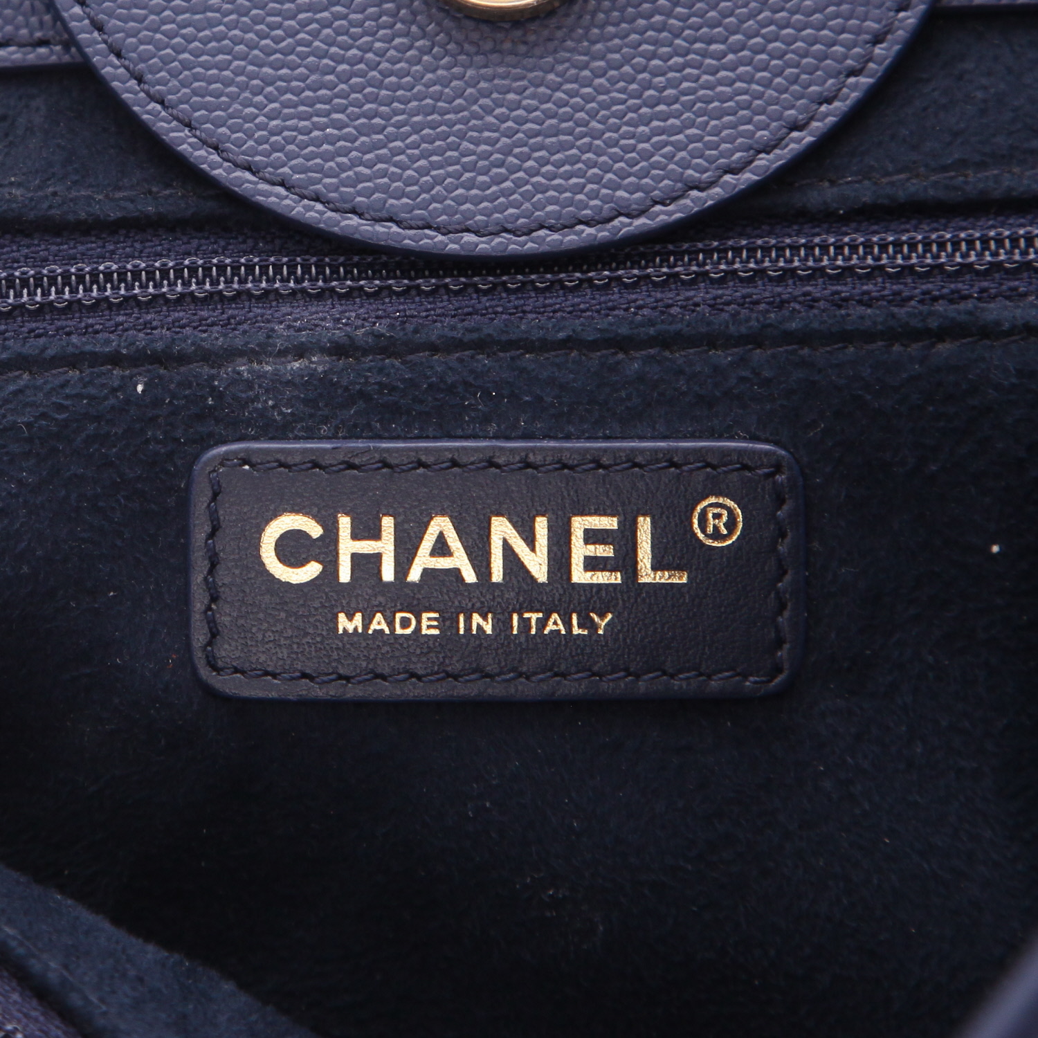 Sac cabas Chanel  Deauville en cuir grainé bleu - Detail D2