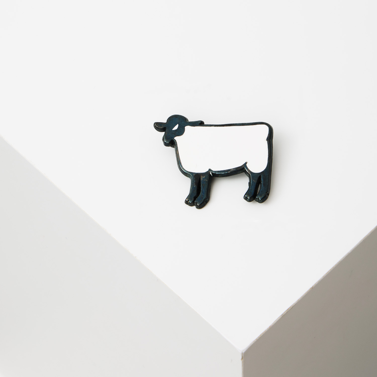 Broche 'Mouton' - le modèle créé vers 1990 - Edition Arthus-Bertrand - Detail D1