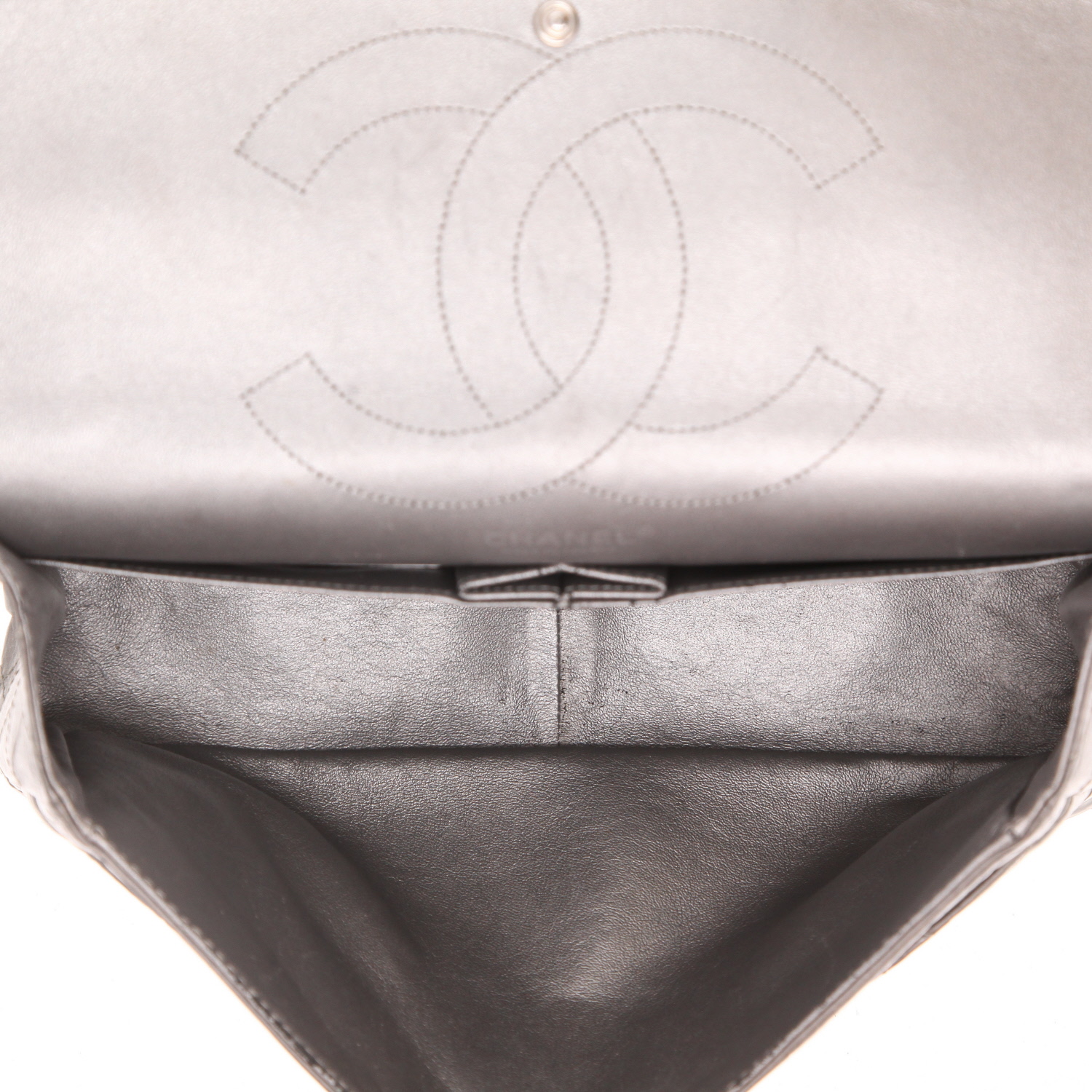 Sac bandoulière Chanel  2.55 en cuir matelassé gris - Detail D3