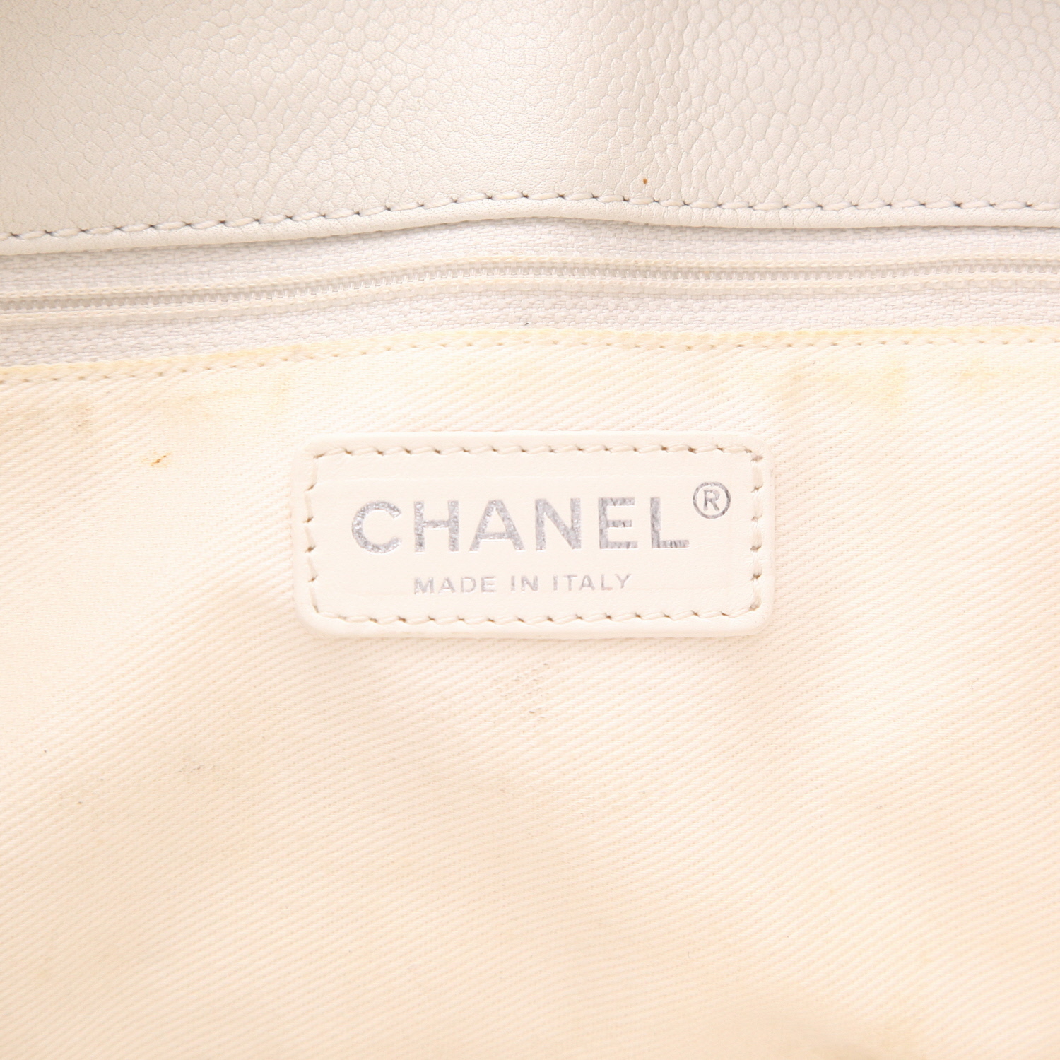 Bolso de mano Chanel  Shopping GST en cuero acolchado blanco - Detail D2