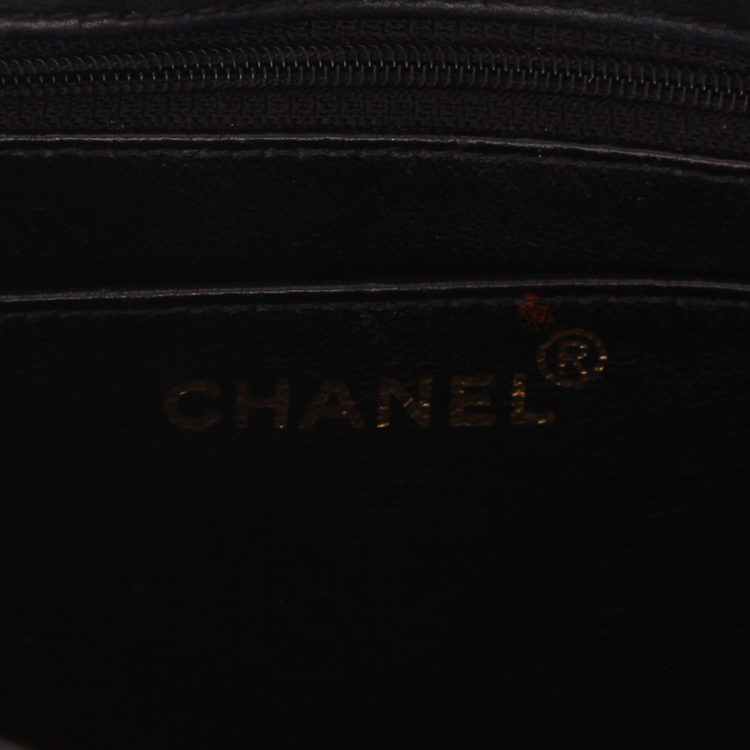 Bolso de mano Chanel  Timeless Petit en charol acolchado negro - Detail D2