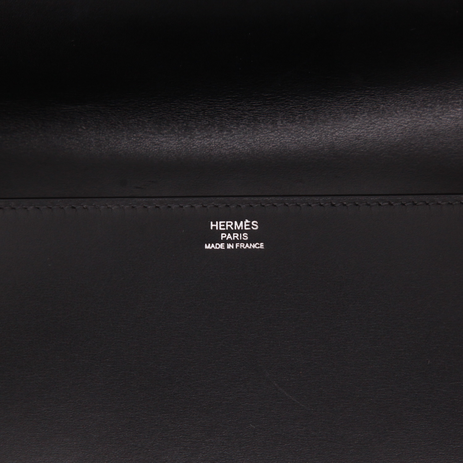 Bolsito de mano Hermès  Médor Pocket Hand en cuero box negro - Detail D2