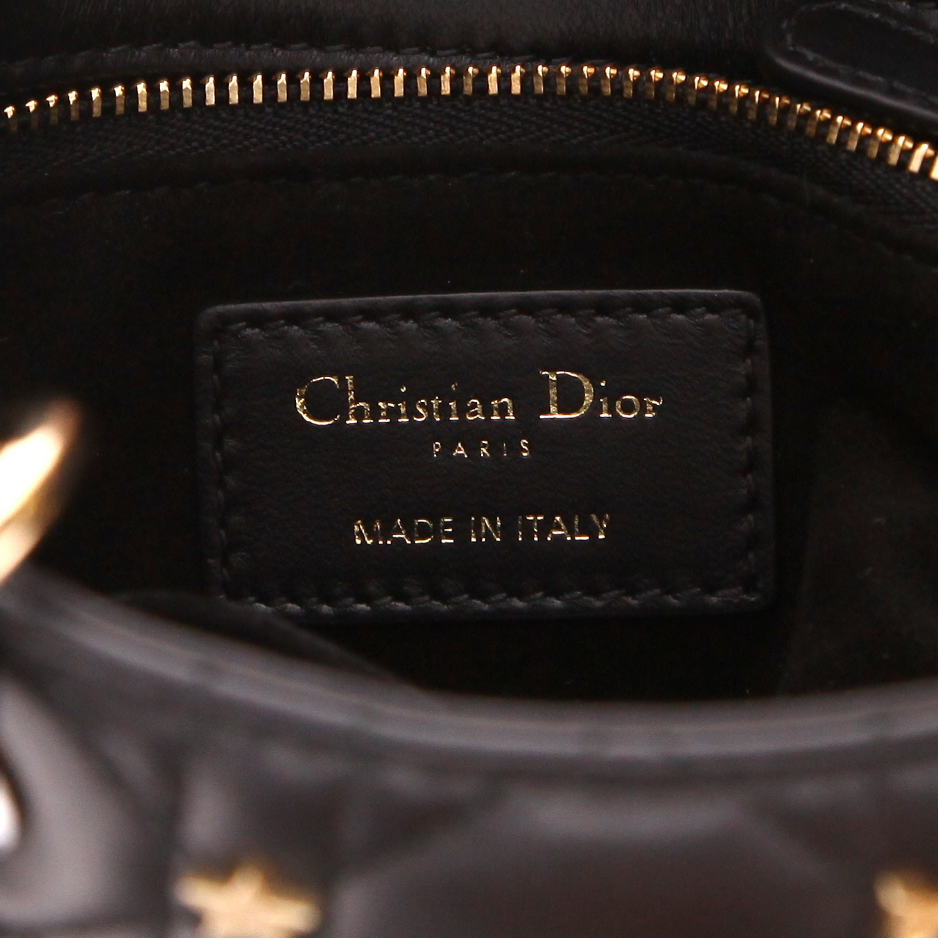Sac à main Dior  Lady Dior petit modèle  en cuir cannage noir - Detail D2