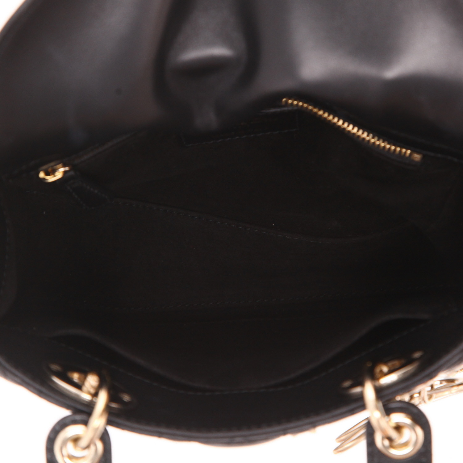 Sac à main Dior  Lady Dior petit modèle  en cuir cannage noir - Detail D3