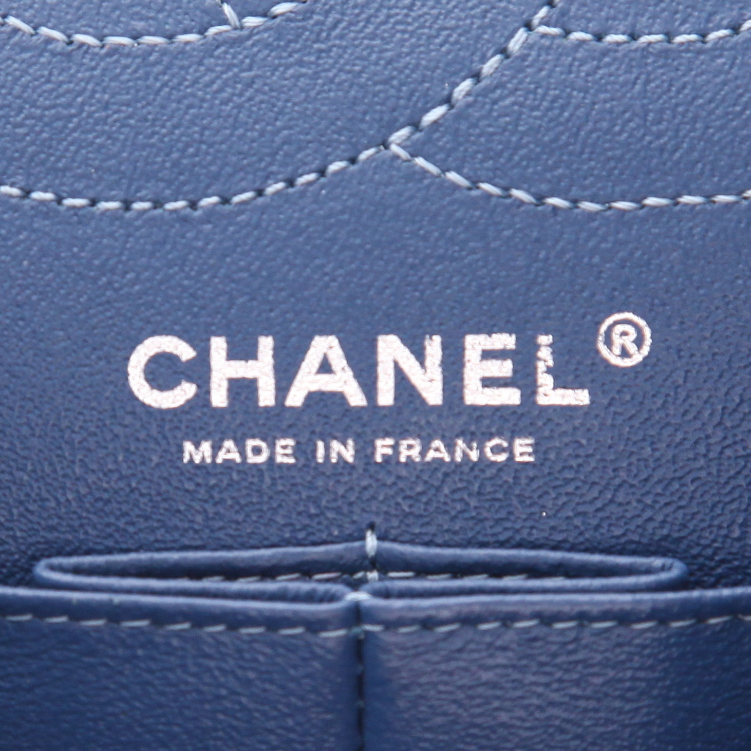 Bolso bandolera Chanel  2.55 en denim azul - Detail D2