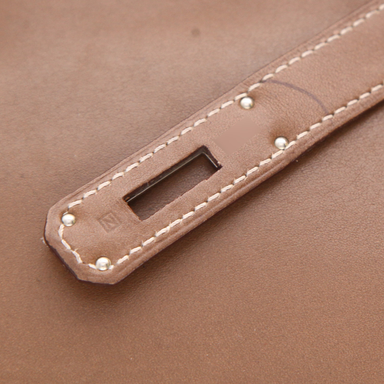 Hermès  Birkin 35 cm handbag  in etoupe Tadelakt leather - Detail D4