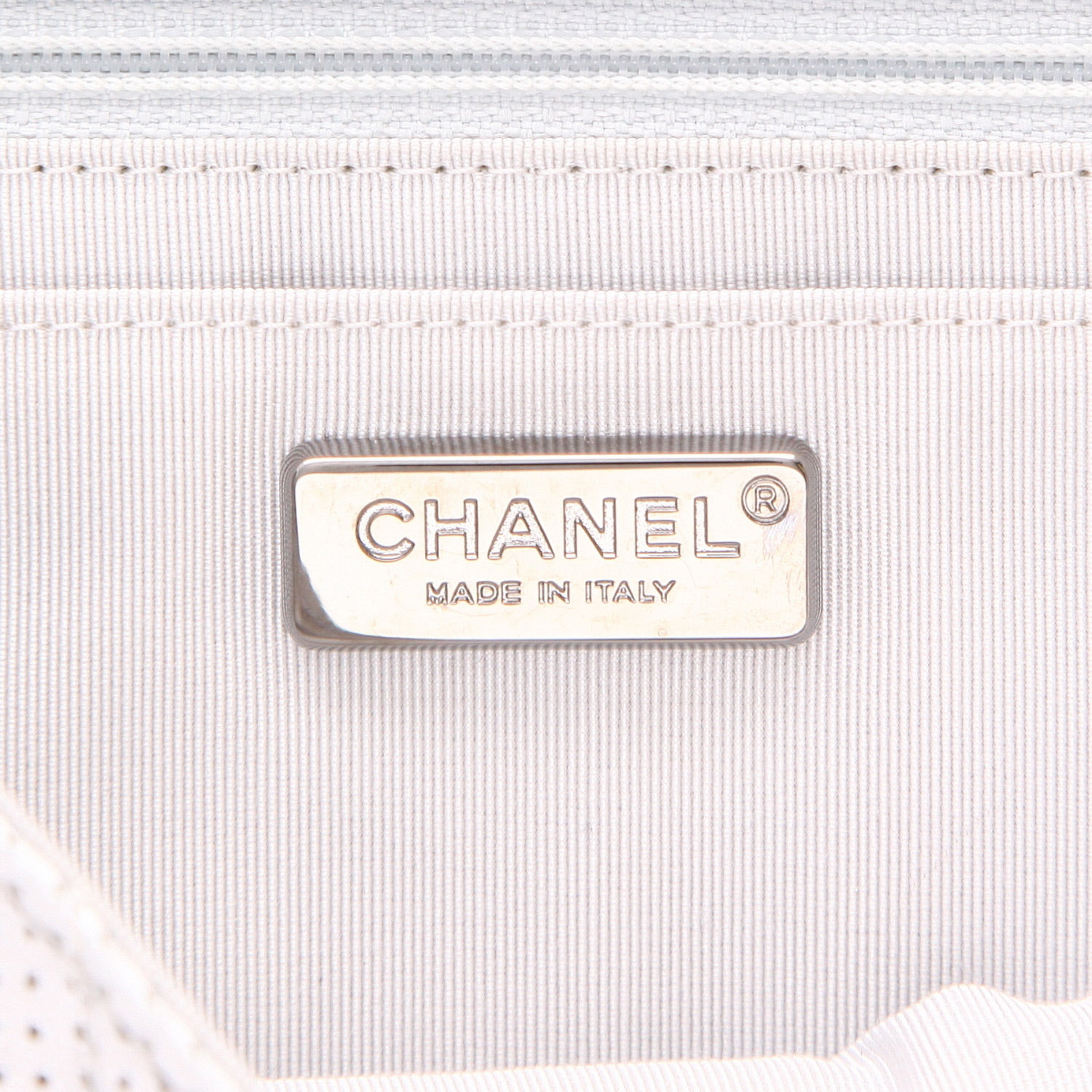 Bolso de mano Chanel  Timeless en cuero acolchado plateado - Detail D2